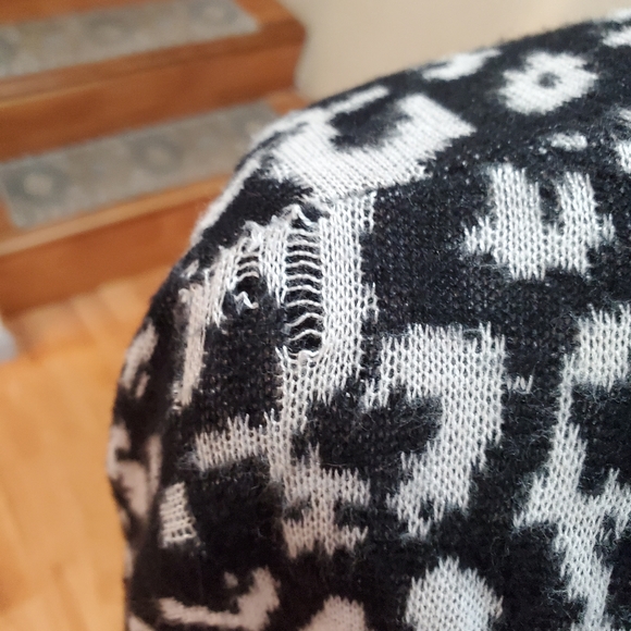 Question by say what Long black/white sweater with black trim - Picture 5 of 11